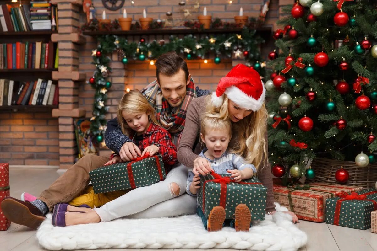 Christmas date. Новый год семья. Рождество семья. Новогодняя фотосессия семейная. Семья у новогодней елки.