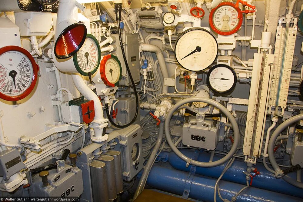 Подводная лодка питер с189 внутри. Пульт управления подводной лодкой u110. Торпедный аппарат подводной лодки 877. Музей подводная лодка с-189. Приборы подводной лодки.