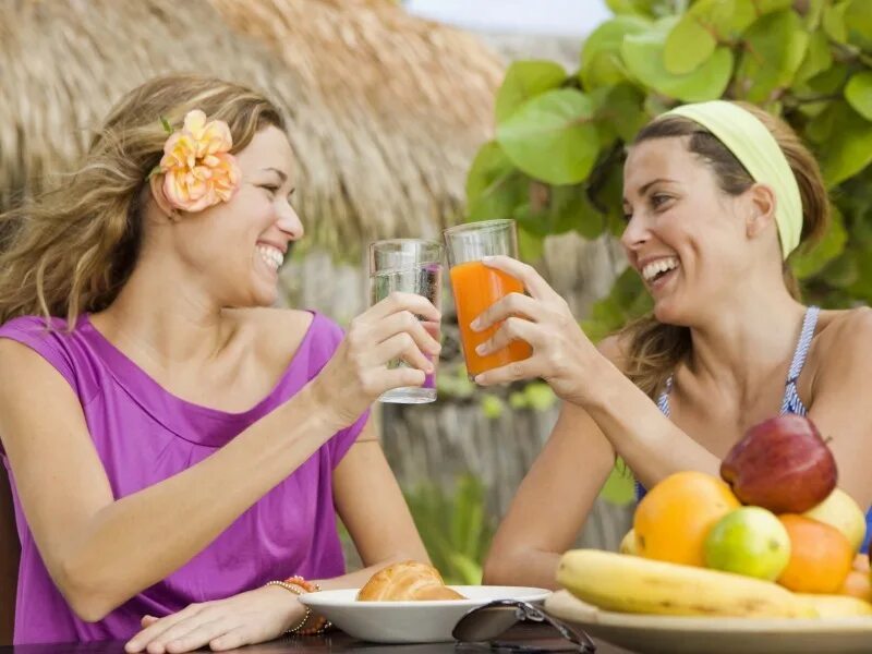 Женщина пьет сок. Образ жизни подруги. Человек пьет сок. Пить сок. Девушка пьет сок на природе.