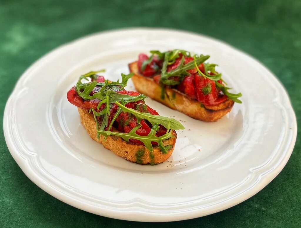 брускетта из перцев. брускетта пьемонт. брускетты с печеным перцем и помидорами. брускетты с печеным перцем и моцареллой. брускетта с перцем болгарским и фетой.