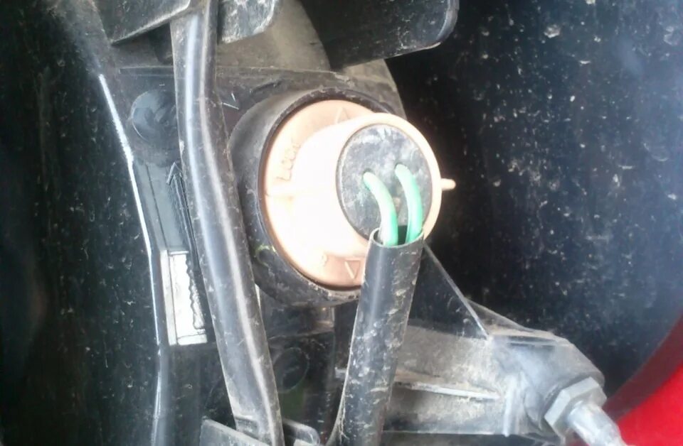 Replacing a light bulb on a Nissan X-Trail