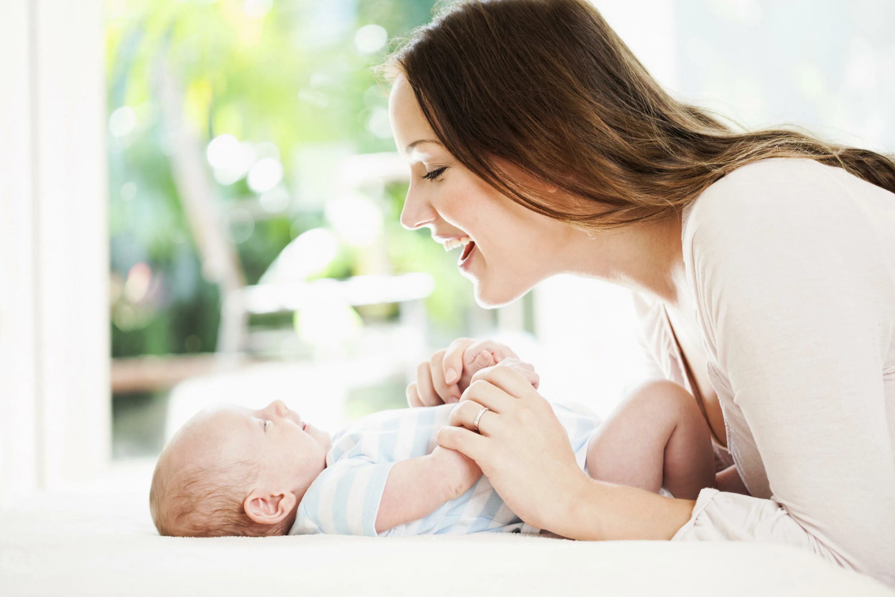 Малыш и мама. Мама и малыш грудничковое фотосток. Сюсюканье с малышом. Baby with Baby.