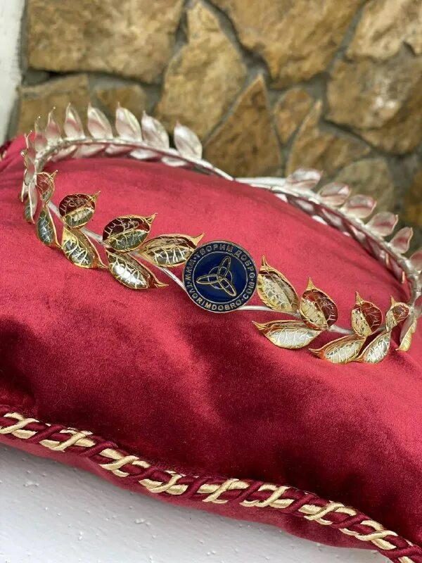 корона средневековой британской королевы. золотистые цветы. корона терновый венец. корона на голове. венец добра.