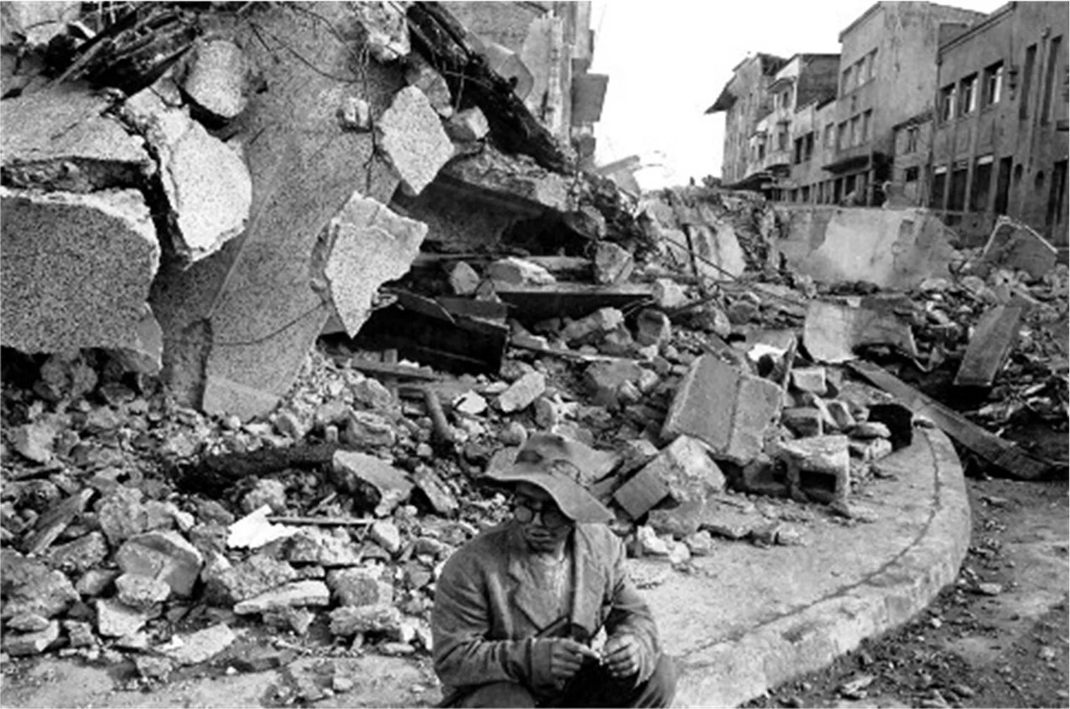 Тянь-Шань землетрясение 1976. Таншаньское землетрясение 1976. Землетрясение в Ганьсу и Шэньси 1920. Оползень в 1920 году в Ганьсу.
