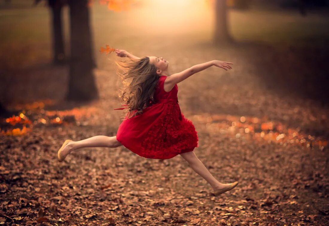 Кружится где в воздухе. Джейк Олсон (Jake Olson), США. Девушка танцует. Девушка бежит в платье. Девушка танцует осень.