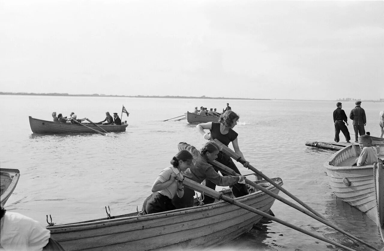 Пляж 1956 год. Ретроспектива лодка. МЧС 1956 год. Новый свет 1956 году фото.