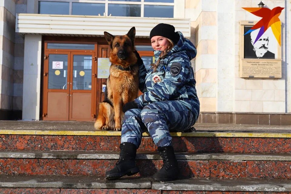 Кинолог в полиции зарплата. Меньшиков михаил кинолог. кинолог ппс. младший инспектор кинолог. полицейский кинолог.