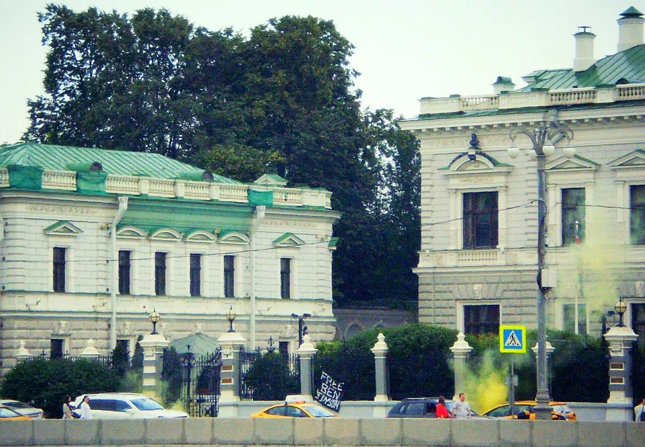 Посольство Великобритании в Москве. Британское посольство в Москве природа. Старое посольство Великобритании в Москве. Посольство Великобритании на Якиманке.