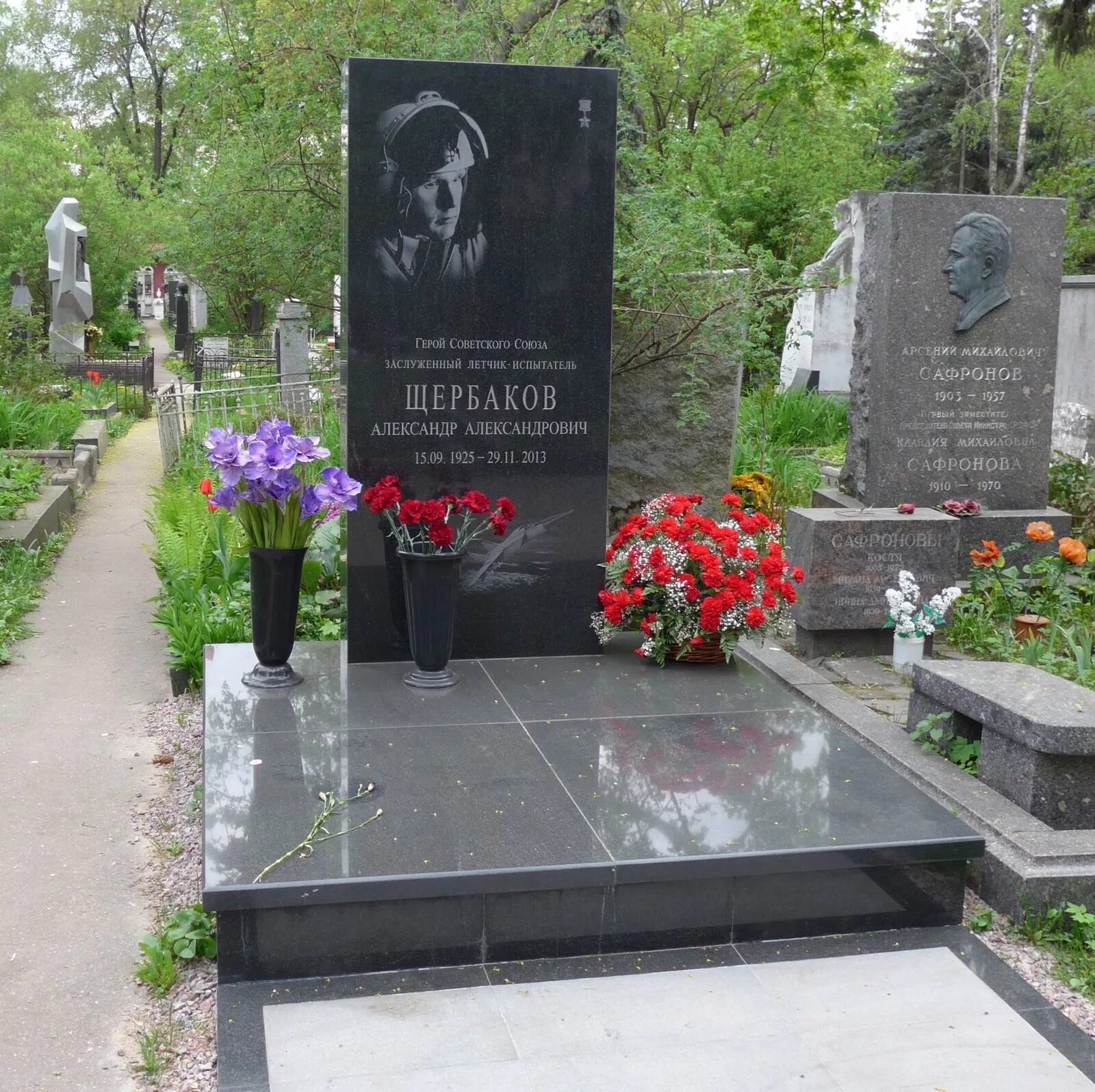 Где похоронен летчик. Новодевичье кладбище могилы летчиков Испытателей. Памятник военному летчику на кладбище.