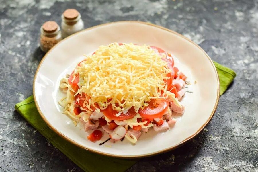 Сырные корзиночки с копченой курицей. Вкуснятина по-итальянски салат с курицей копченой рецепт фото. Салат итальянский с копченой курицей. Салат итальянский с копченой курицей. Итальянский салат с блинами рецепт.