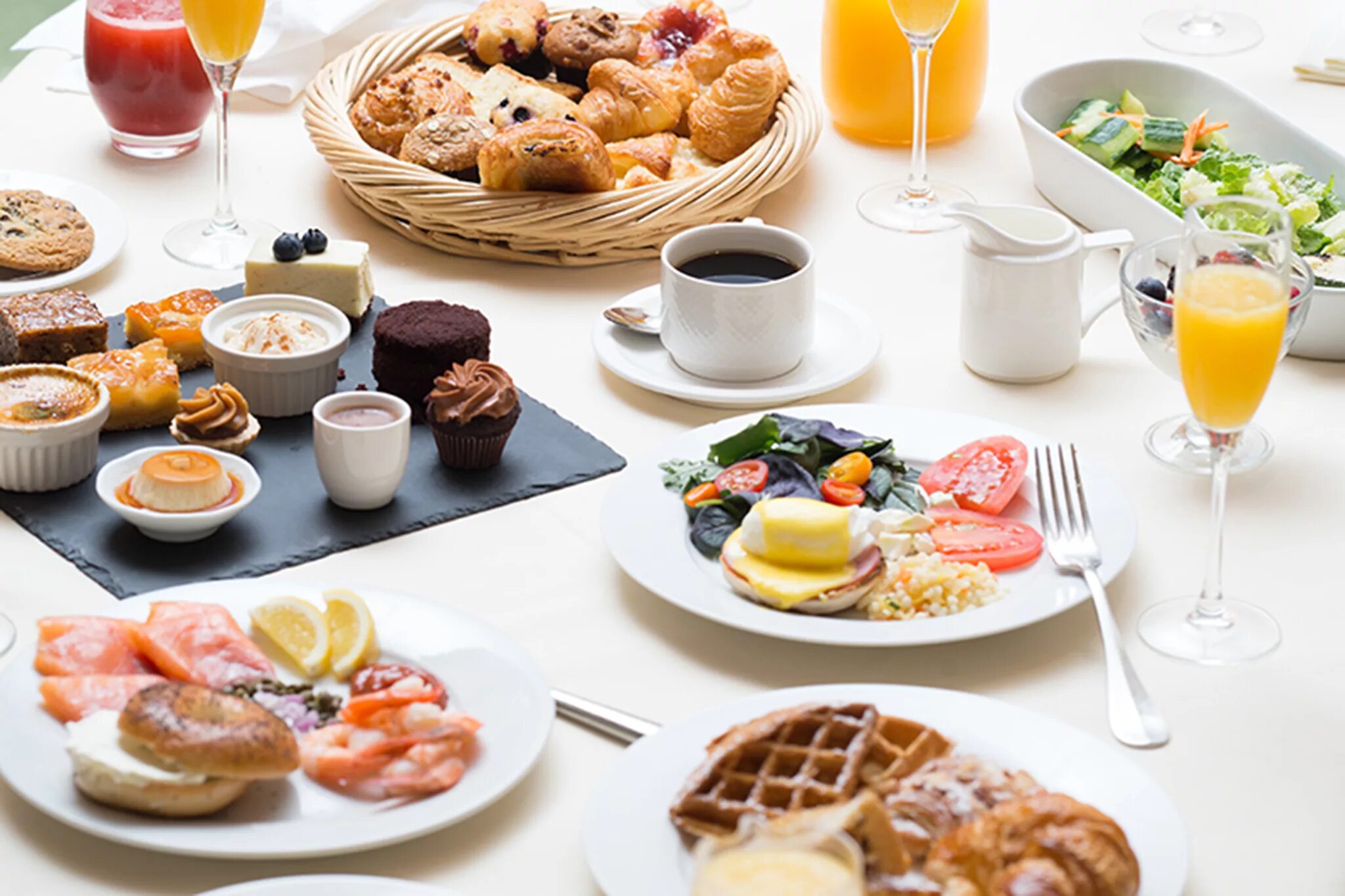 Между ужином и завтраком. Завтрак в отеле. Шведский стол завтрак. Завтраки в отелях. Поздний завтрак.