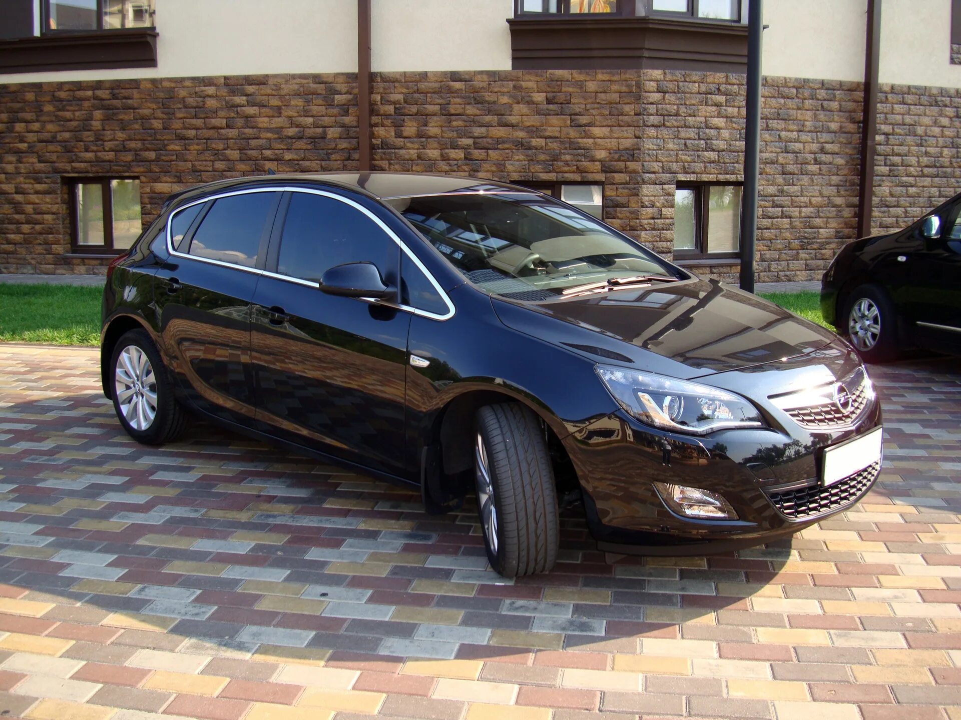 Opel astra черный. Opel Astra j 2010.