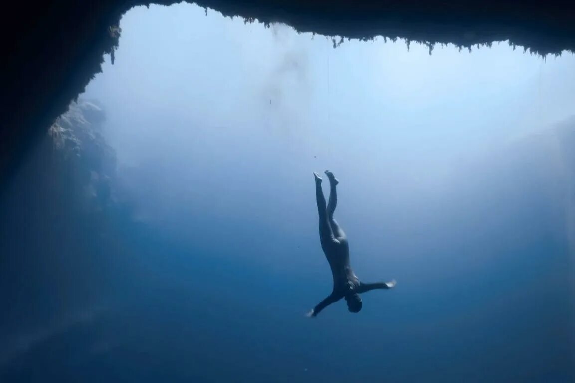 бездна фридайвинг. подводная обсерватория цугского озера. глубина утонувших кораблей. учительница под водой. 100 метров под водой.