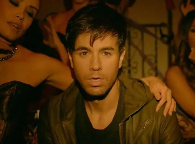 Сын смотрит клипы. Иглесиас клипы. Enrique Iglesias Энрике Иглесиас Freak. Энрике Иглесиас видеоклипы. Девушка из Клыпа инереки глазиас.