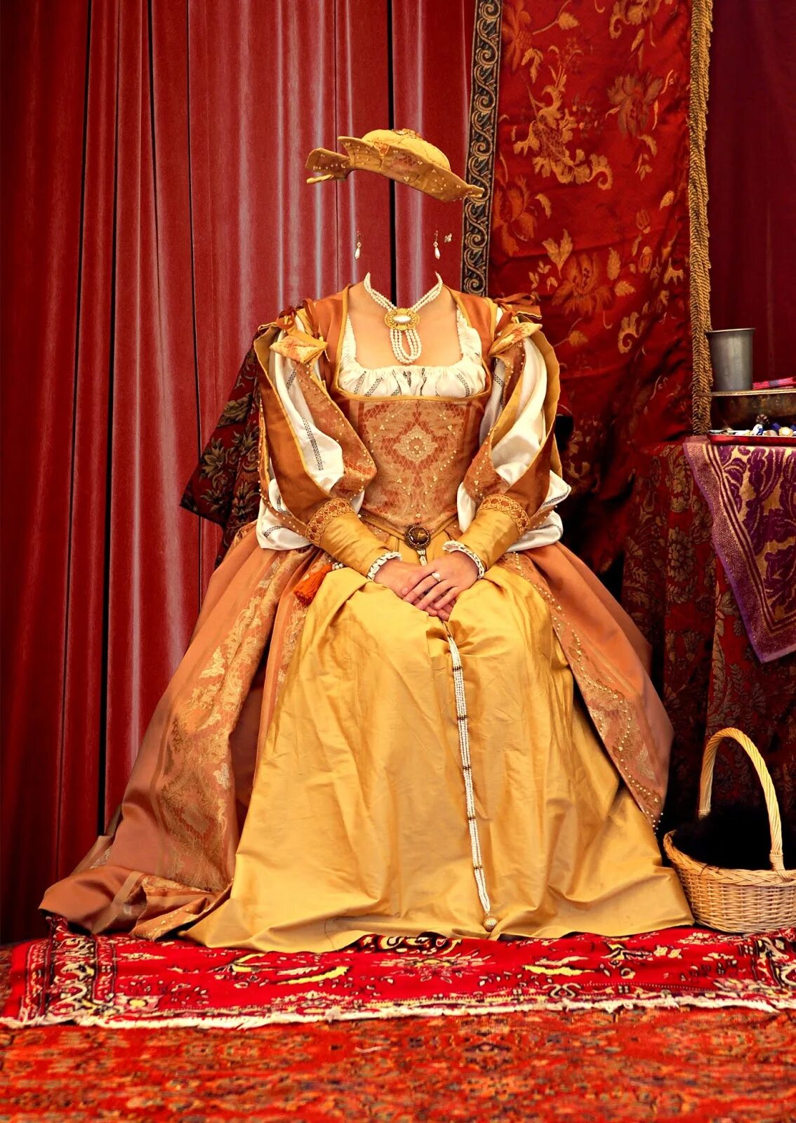 Актрисы в исторических костюмах. Королева диана лозичная. Костюмы для фотошопа женские исторические. Одежда королевы для фотомонтажа. Королева для вставки лица.