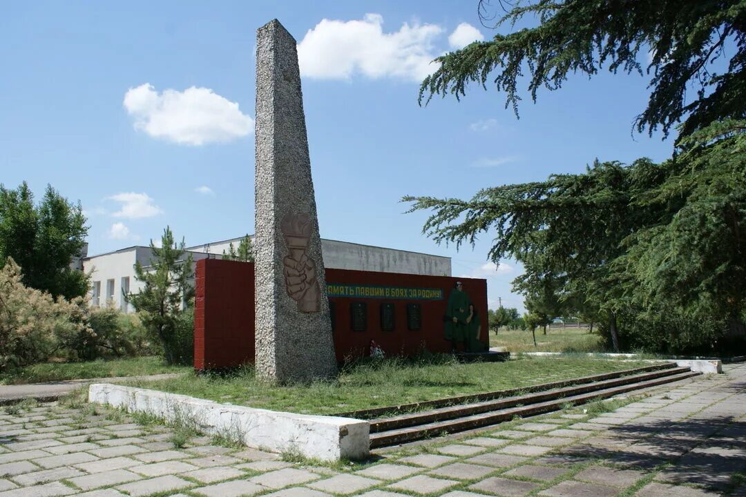 Погода в селе кировское крым. Село Партизаны Крым Кировский район. Памятник в селе Партизаны Кировский район Крым. Пгт Кировское Крым. Партизаны Кировский район.