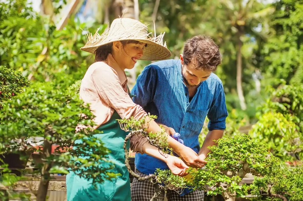 She was working in the garden. Молодой садовник. юная садовница. young garden. young gardener joxter читать.