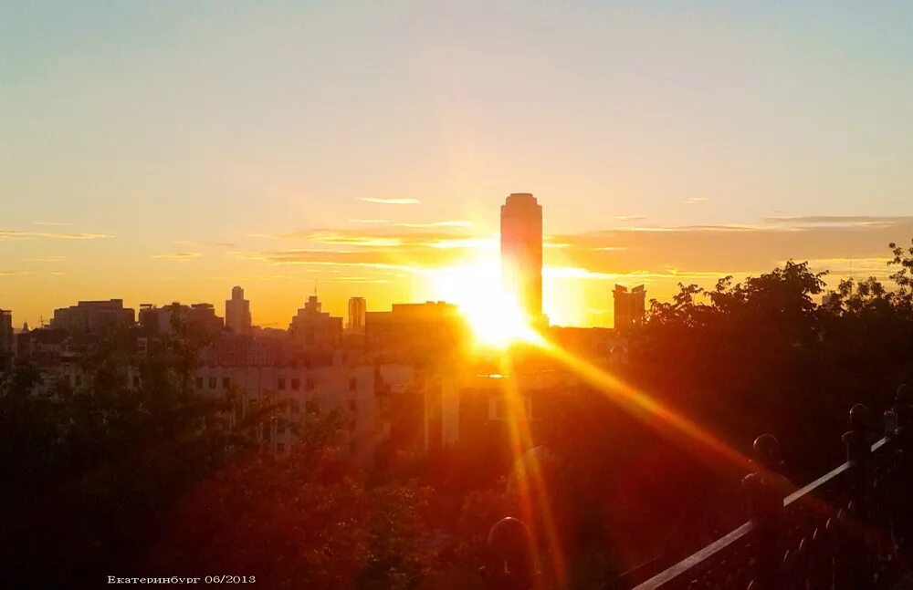 восход солнца в екатеринбурге сегодня. екатеринбург сити рассвет. восход солнца в екатеринбурге сегодня. 2022. екатеринбург солнце.