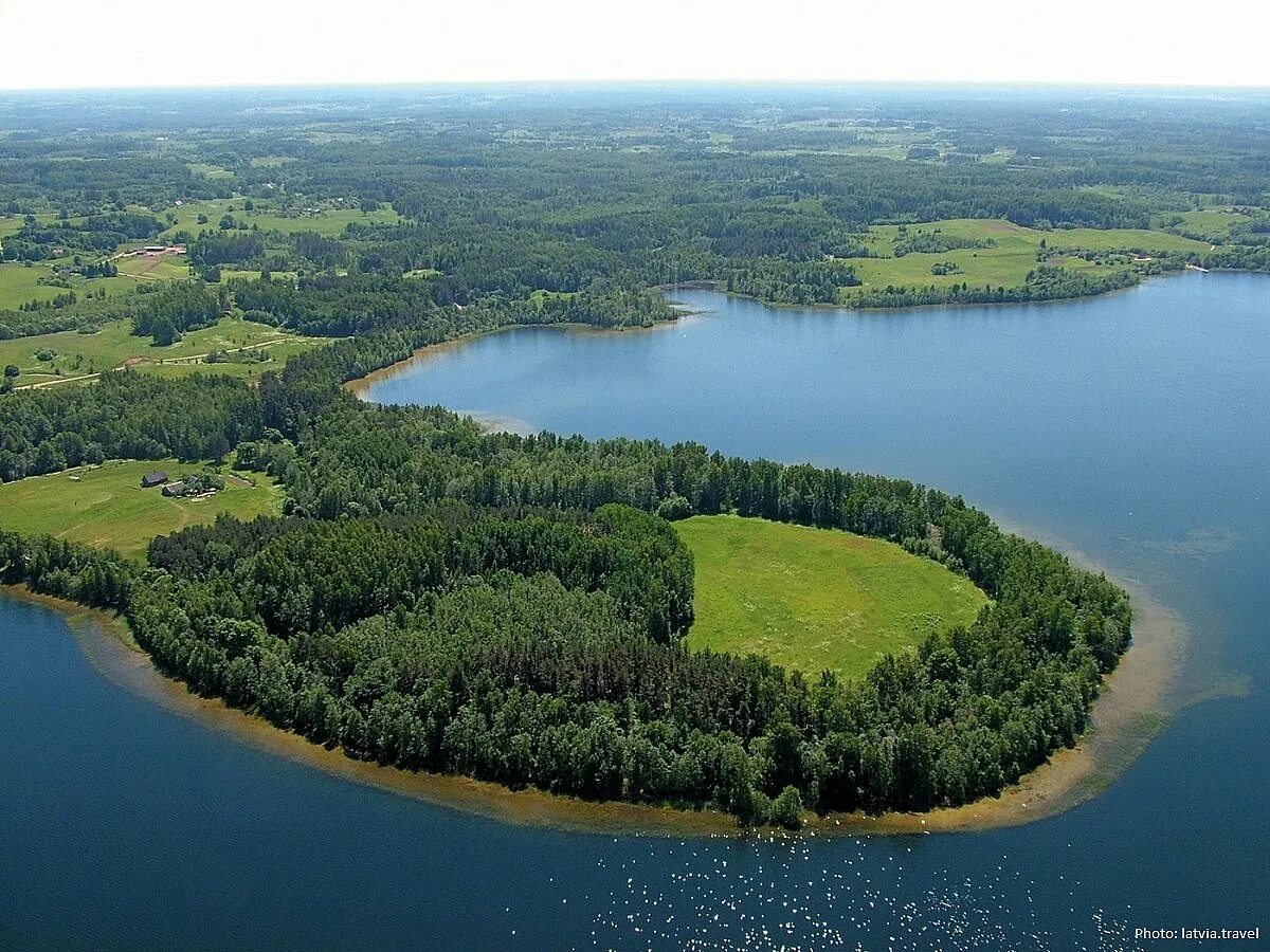 Высота рельефа озера. Озеро Друкшяй в Литве. Озеро Свента Латвия. Рельеф Латвии. Ландшафт Литвы.