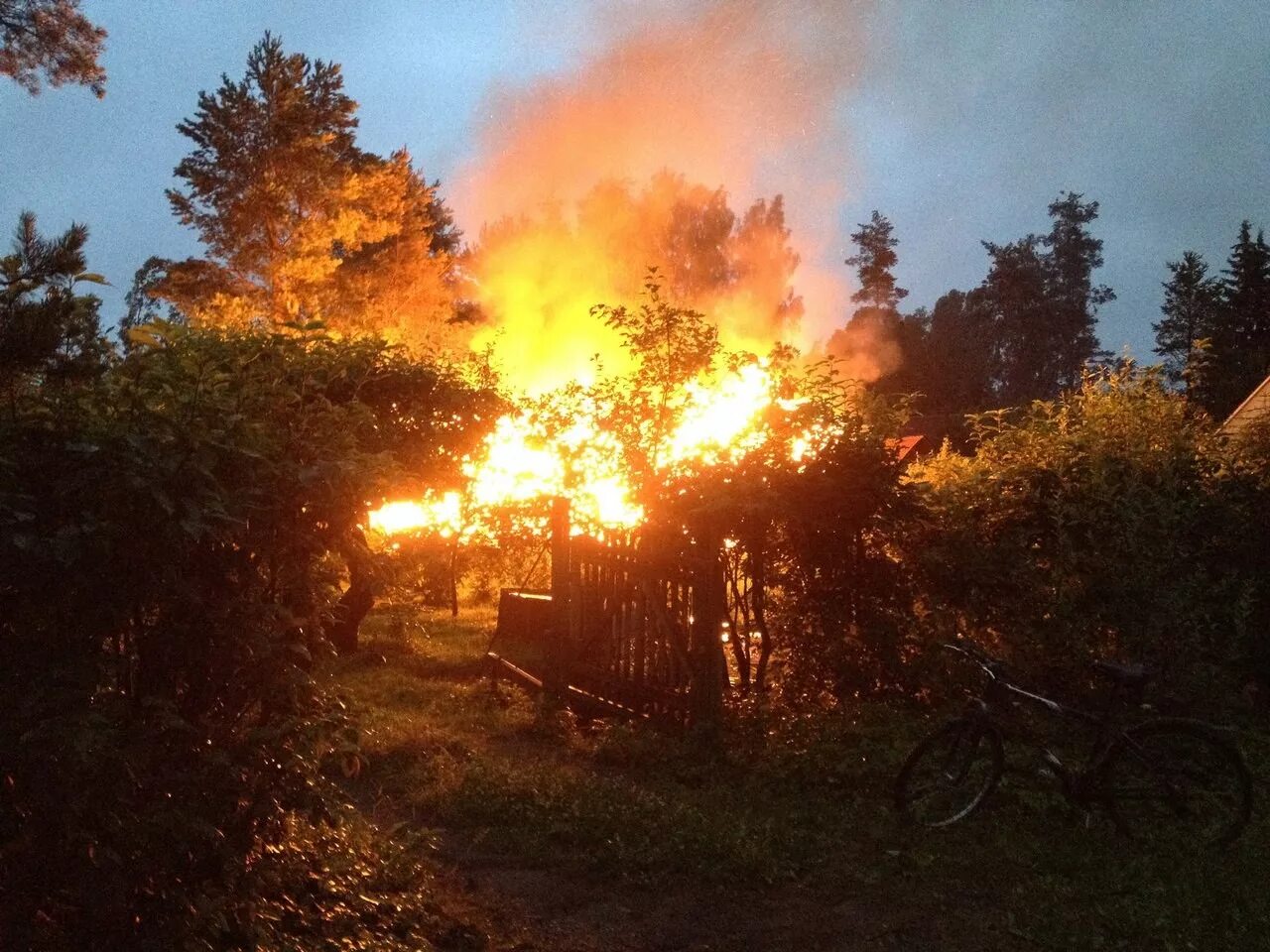 2022. Еврофасад барнаул пожар. Пожар в садоводстве. Пожар. Пожар ночью.