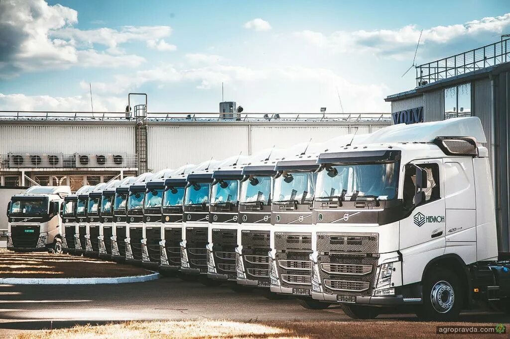 Автопарк Volvo FH. Volvo FH зерновоз. Автопарк грузовых автомобилей. Автопарк фуры. Перевозка автопарков