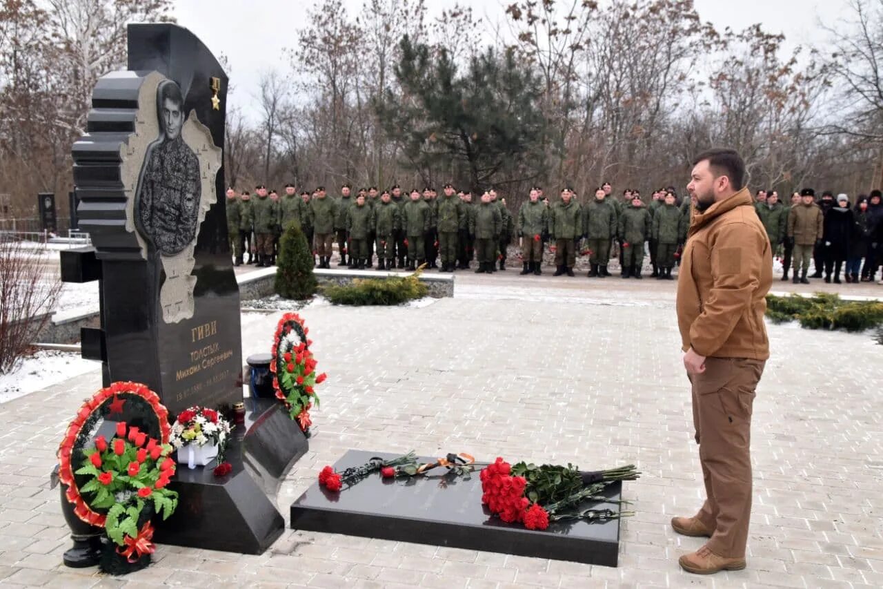 Могила гиви. Могила гиви. Могила моторолы и гиви фото. Памятник гиви и мотороле. Могила гиви.
