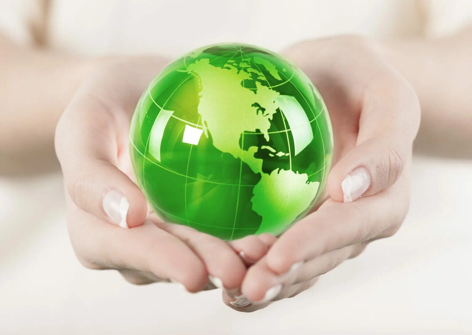 Глобус в руках. Глобус в женских руках. Экология в руках. Зеленый Глобус в руках.