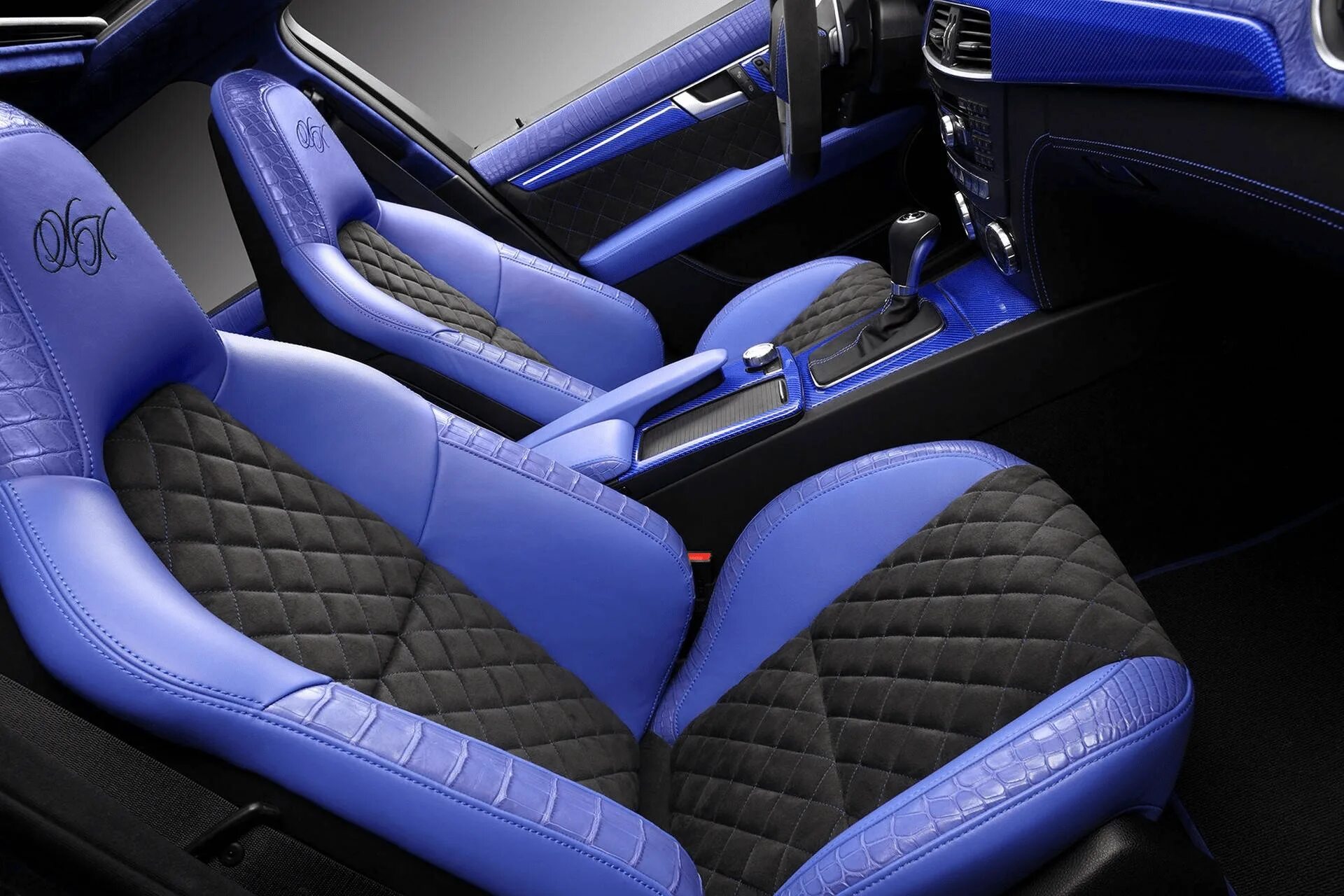 Какой салон автомобиля лучше. Перетяжка сидений mercedes-benz c63. перетяжка сидений mercedes w204. обивка салона мерседес. обтяжка салона автомобиля.