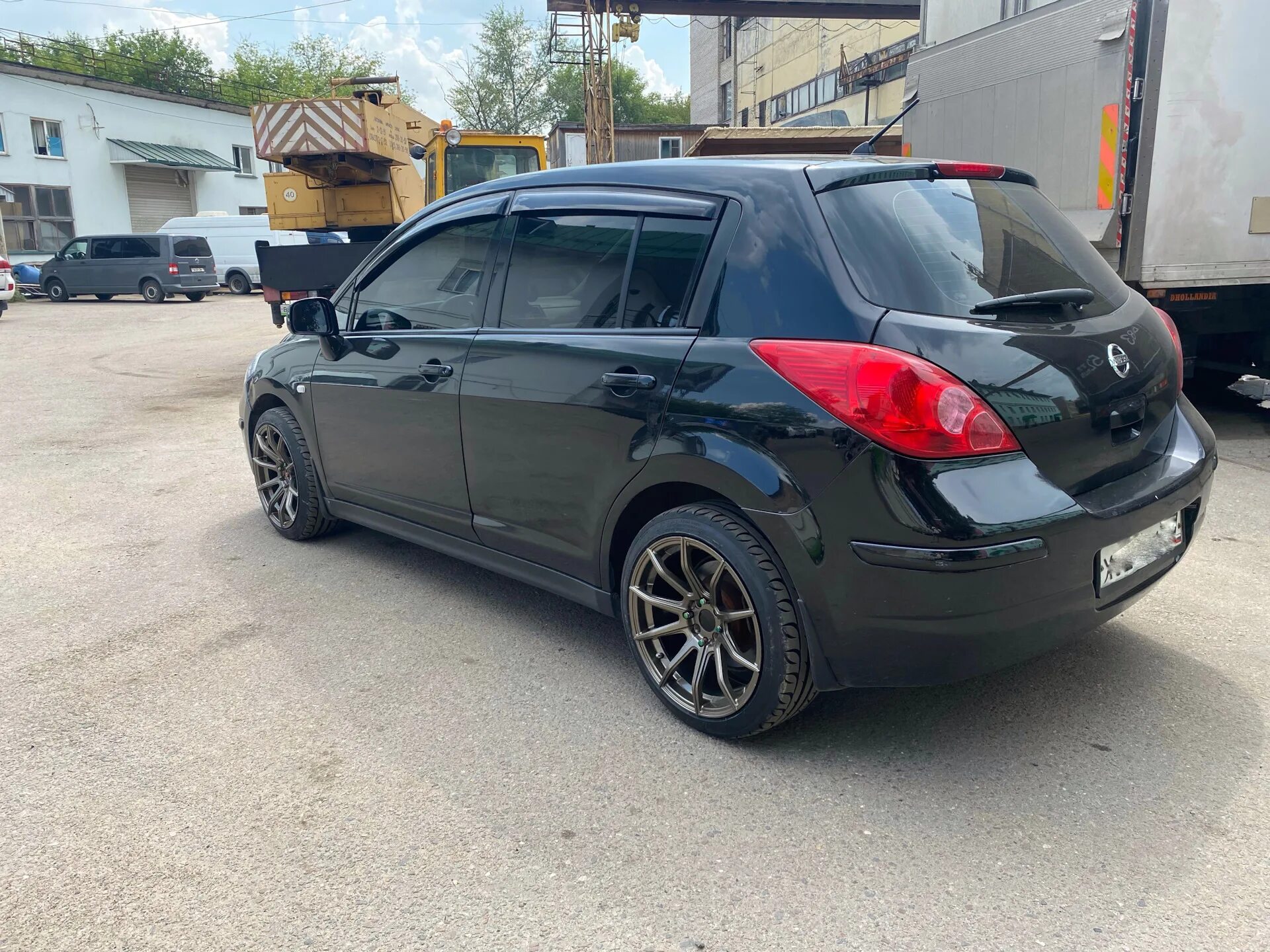 Nissan tiida на 16 колёсах. Ниссан тиида на 17 колесах. Диск k-7 крузо nissan tiida. Ниссан тиида на 17 дисках. Какие колеса на ниссан тиида.