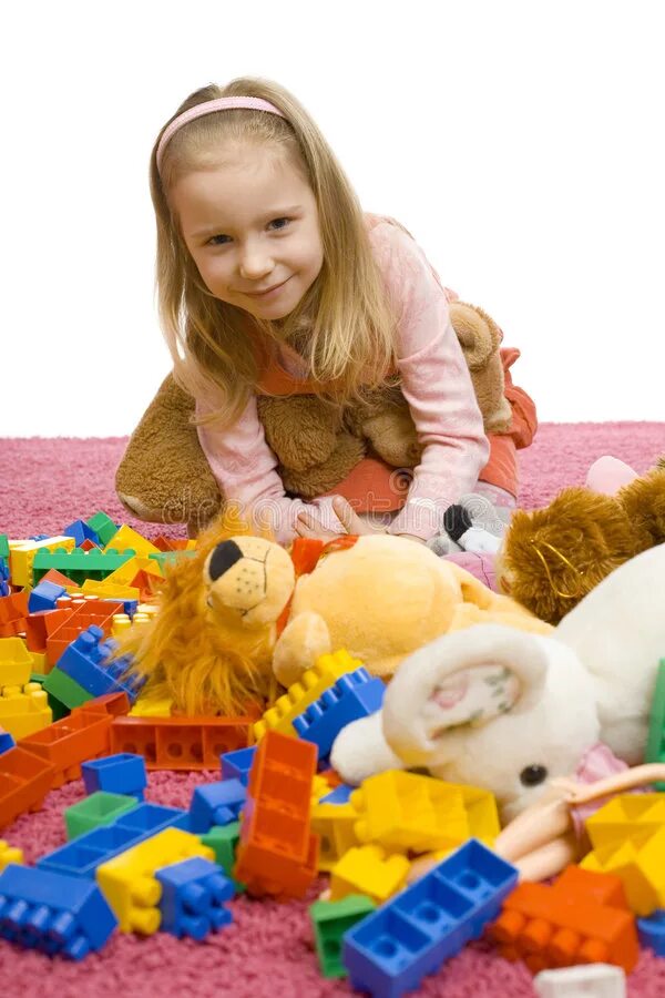 Девочку много игрушек. Разбросанные игрушки. Много игрушек. Ребенок разбрасывает игрушки. Разбросанные игрушки в детской.