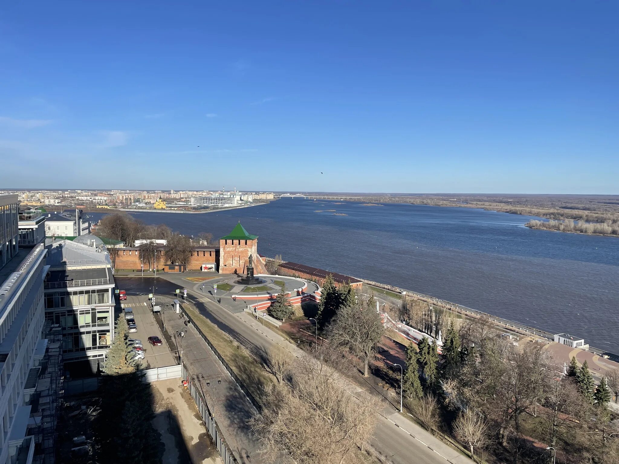 В каком городе волга впадает в оку. Ока впадает в волгу нижний новгород. нижний новгород впадение оки в волгу. слияние оки и волги в нижнем новгороде. река ока впадает в волгу.