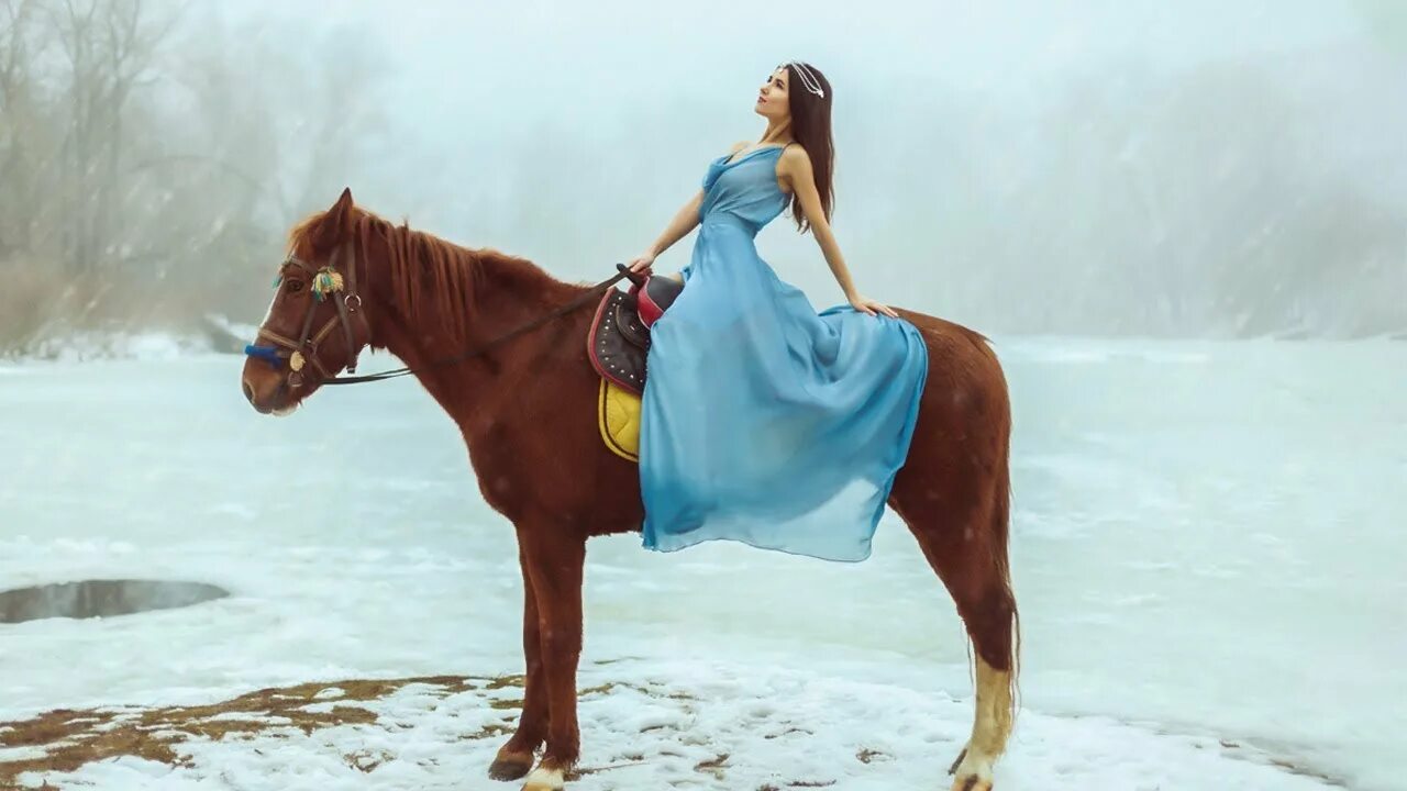 Снегурочка верхом на коне. В узком платье верхом на лошади. Съемка верхом на лошади. Брюнетка верхом на лошади зима.