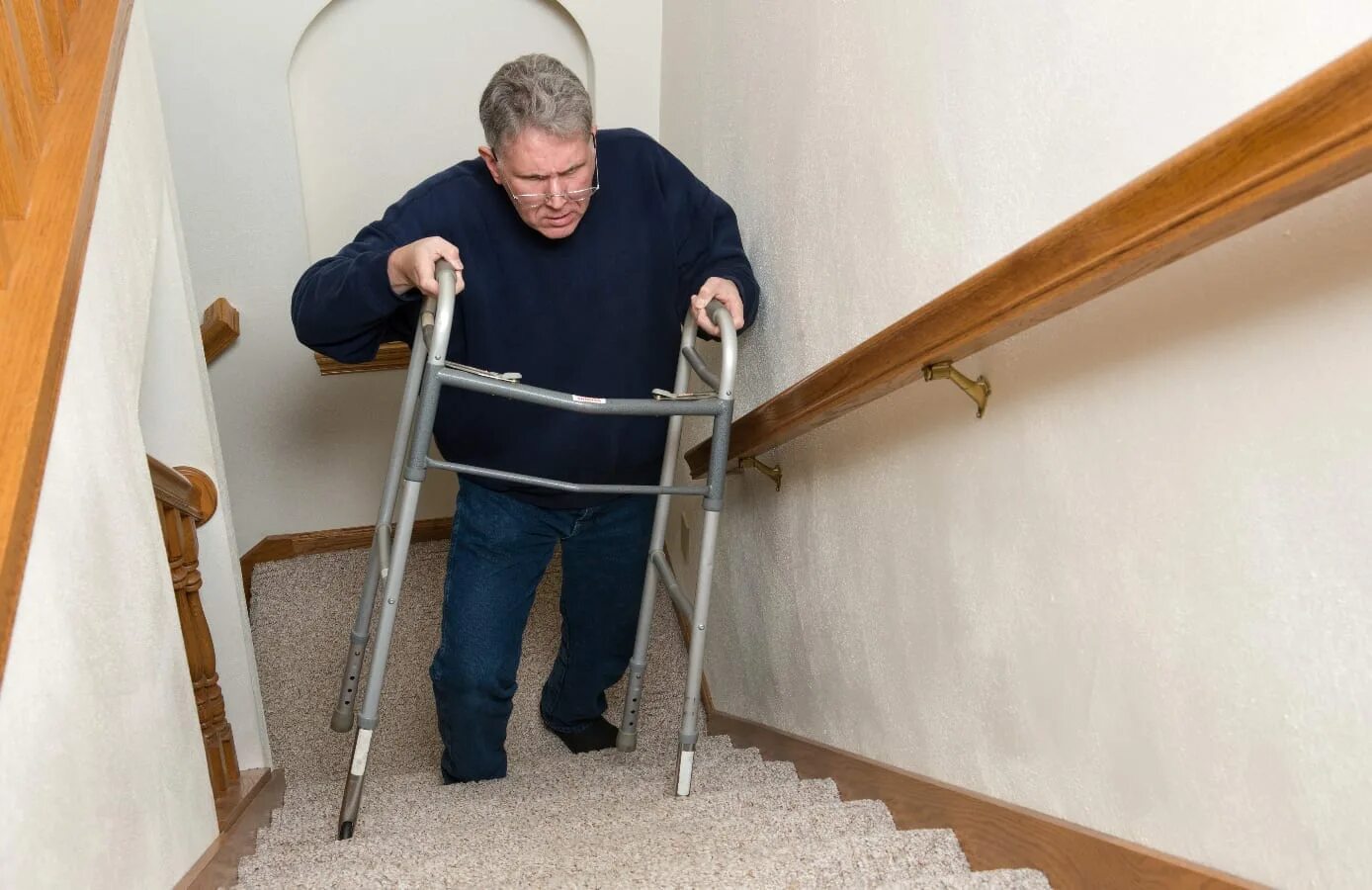 Больно подниматься по лестнице. Пенсионер на лестнице. Лестница для пожилых людей. На костылях по лестнице. Спуск по лестнице на ходунках.