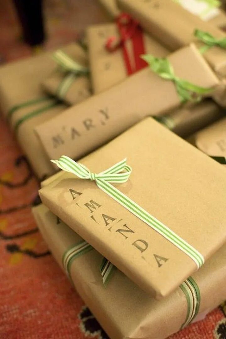 Как завернуть книгу в бумагу. Креативная упаковка подарка. Подарок в крафтовой бумаге. Упаковка подарка в крафт бумагу. Упаковка нестандартных подарков.