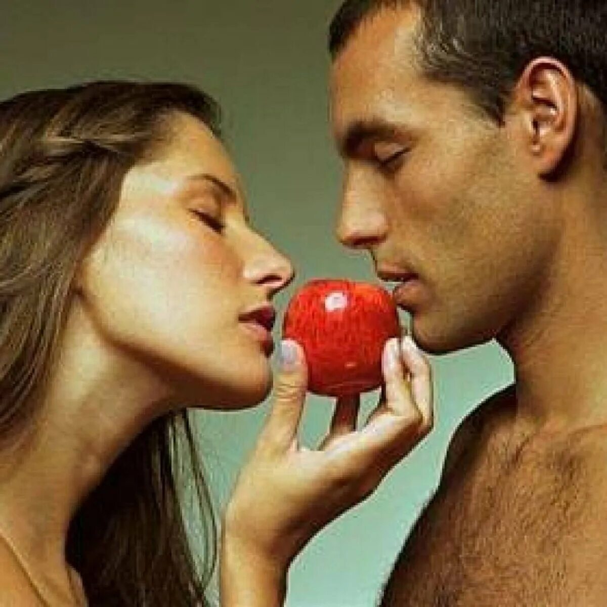 Мужчина и женщина с яблоком. Мужчина и женщина. Парень и девушка с яблоками. Баба мужик ее смотрите