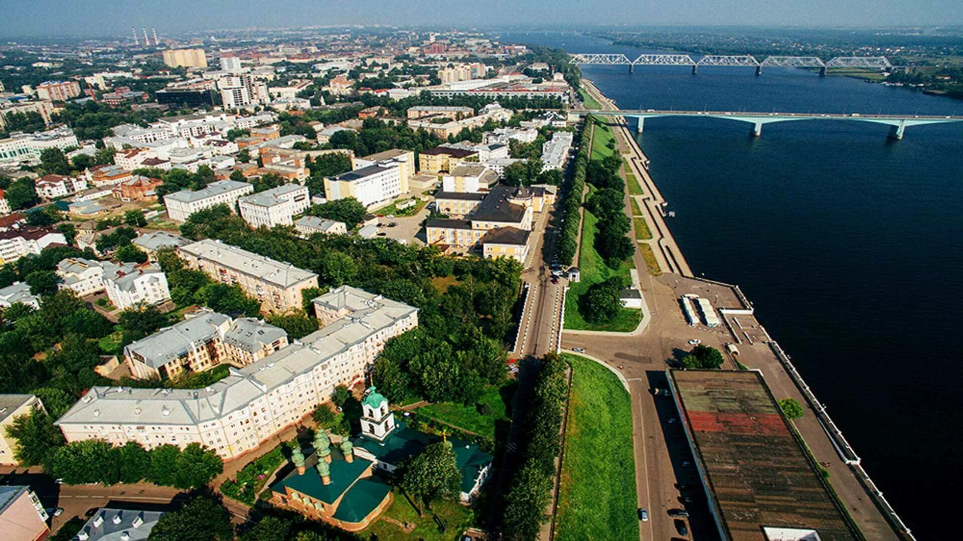 Город ярославль располагается. Ярославль центр набережная. Волжская набережная Ярославль. Ярославль набережная Кремль. Ярославль достромичательности.