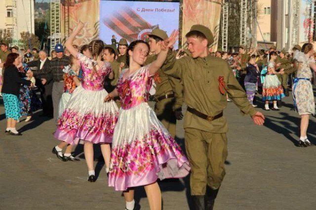 Ситцевый бал в школе. Платье в горошек стиляги. Танцевальные народные костюмы. Танцовщица народных танцев. Ситцевый танец.