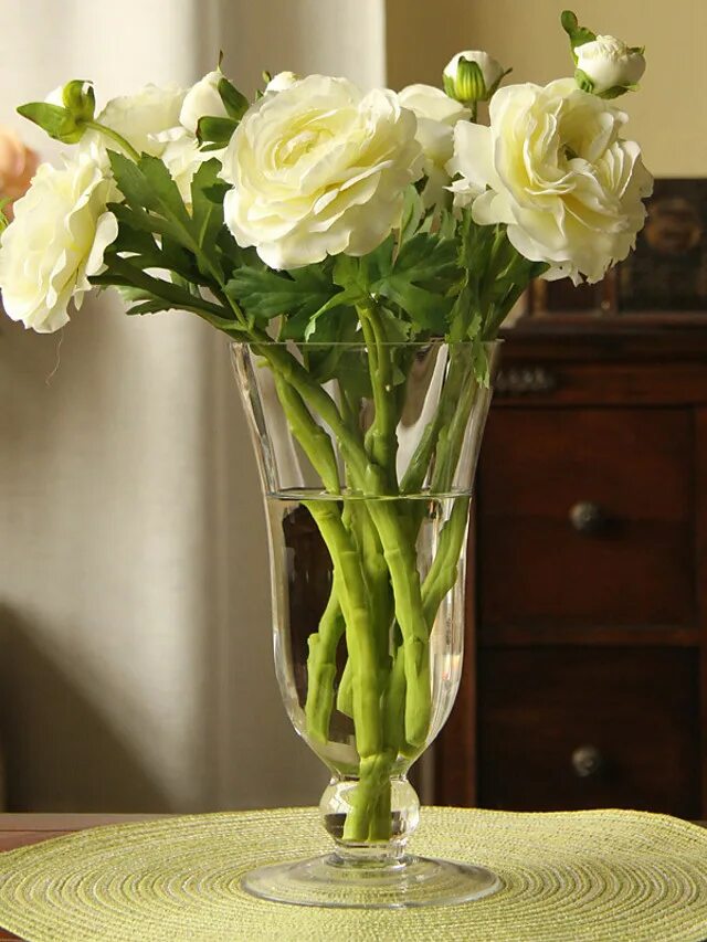 Вазы с цветами. Вазы с цветами в интерьере. Искусственные цветы для домашнего интерьера. Цветы в прозрачной вазе.