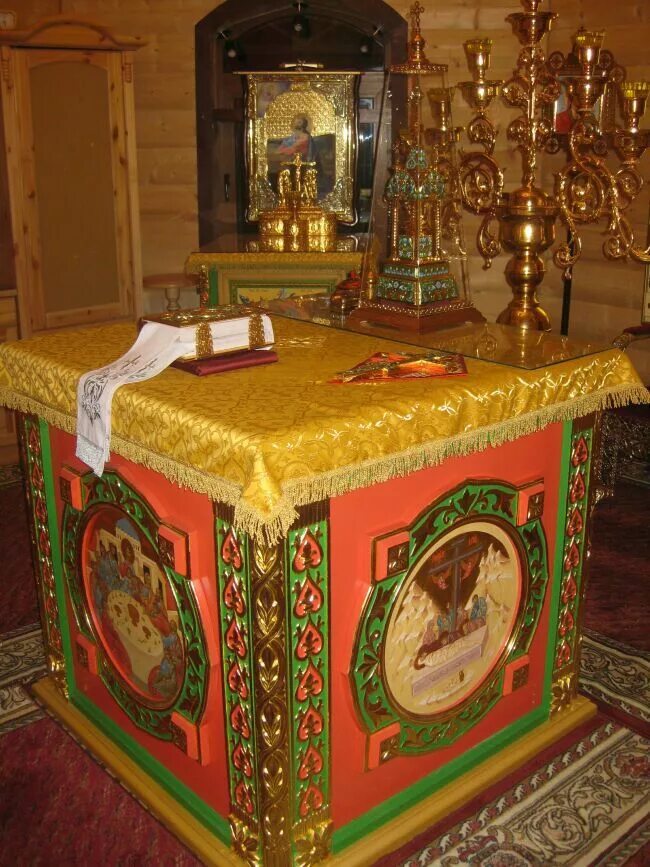 Престол это. Жертвенник и алтарь православие. жертвенник в алтаре храма. жертвенник в православном храме. покров на престол и жертвенник.