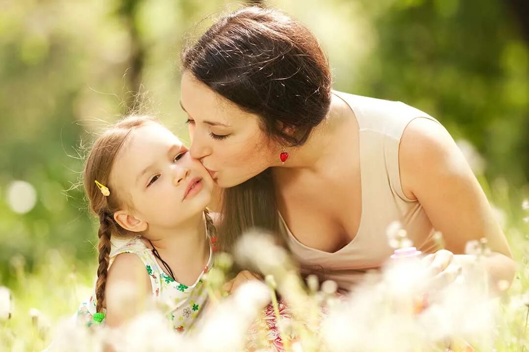 Happy daughter. Мама и дочь связь. Мама 3 дочек выражения. Мама и дочка выражение глаз.