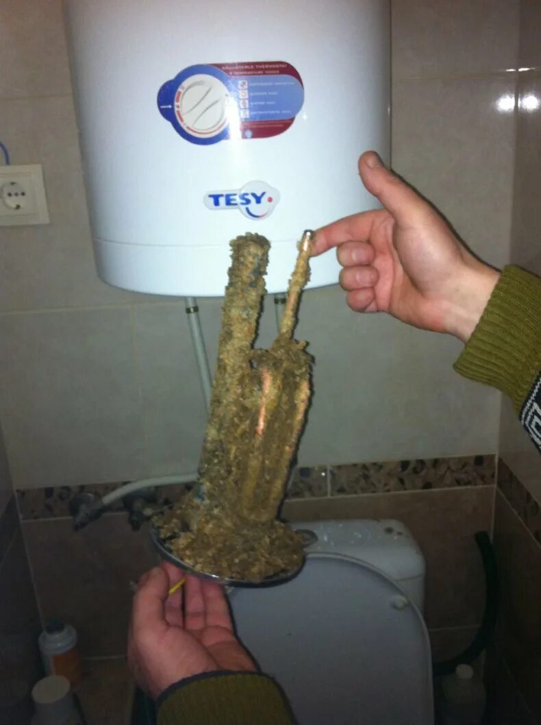 Бойлер аристон очистка тэна. Чистка бойлера аристон 100 литров. Чистка водонагревателя аристон 80 литров. Как чистить водонагреватель. Трубка горячей воды в водонагревателе горенье gbk150lnb6.