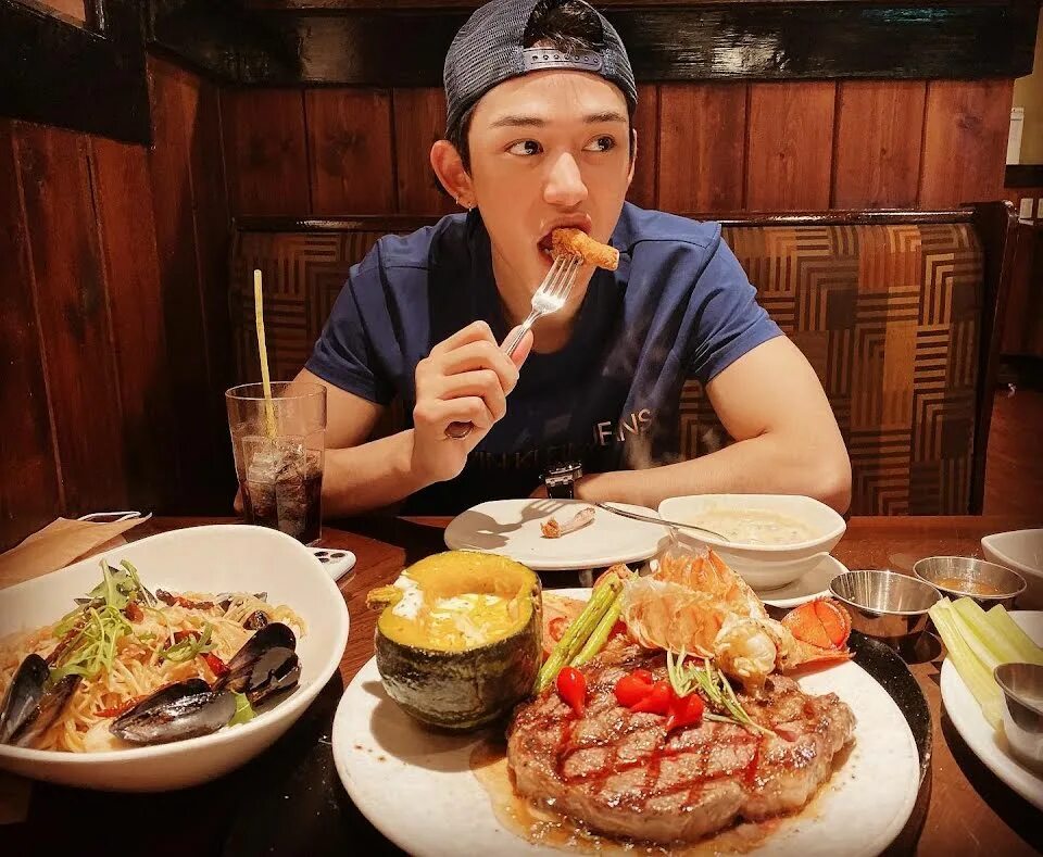 Что едят казахи. Лукас Вонг гонконгский рэпер. Макима кушать вместе. Фото казаха краси́вого кушает Эстетика.