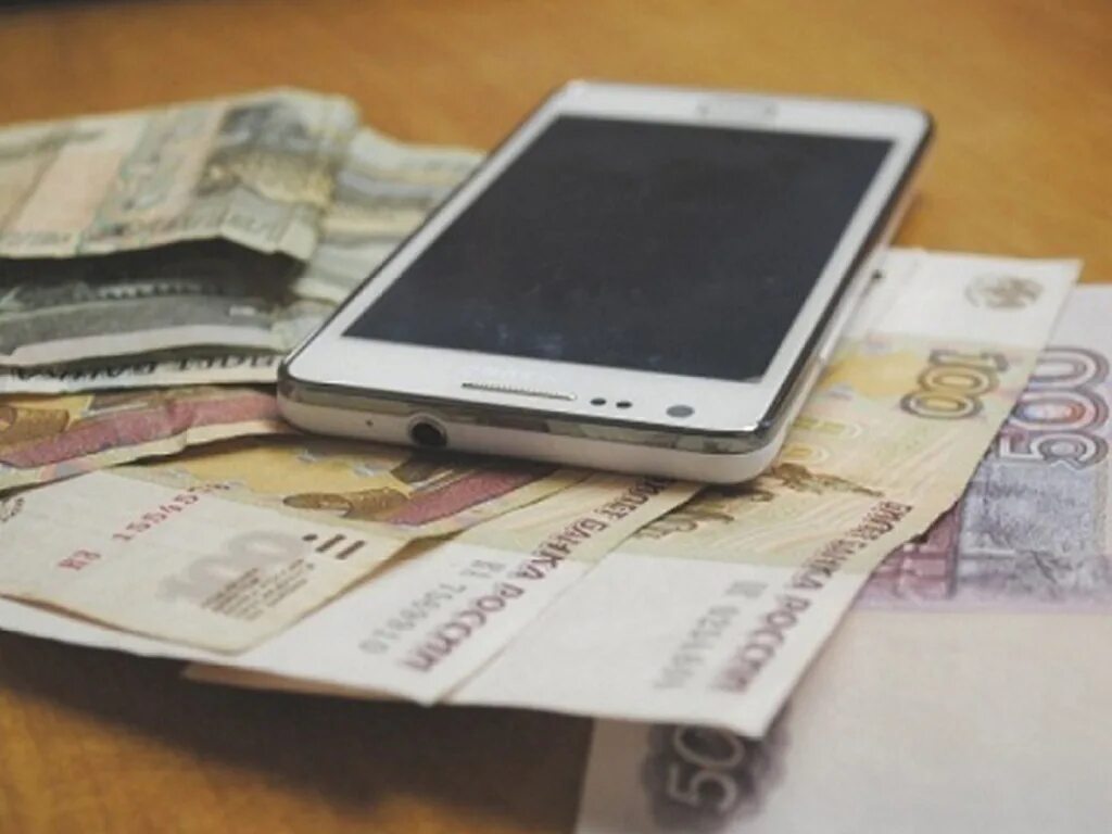 Тройка списывает деньги. Смартфон деньги. кража денег с телефона. мобильный банк кража. кража денег через мобильный банк.