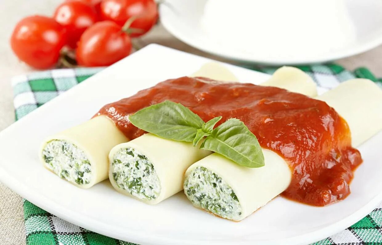 Каннеллони с сыром. Итальянская кухня каннеллони. каннеллони с творожным сыром. каннеллони с рикоттой. каннеллони с творогом.