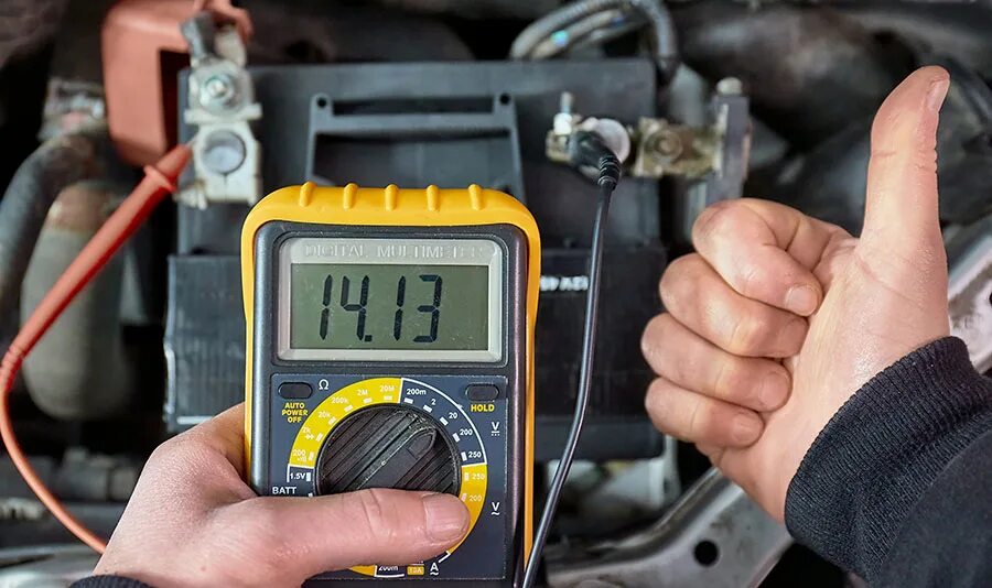 Почему за ночь разряжается аккумулятор. Car Battery Voltage. Альтернатор Бэттери тест как работает.