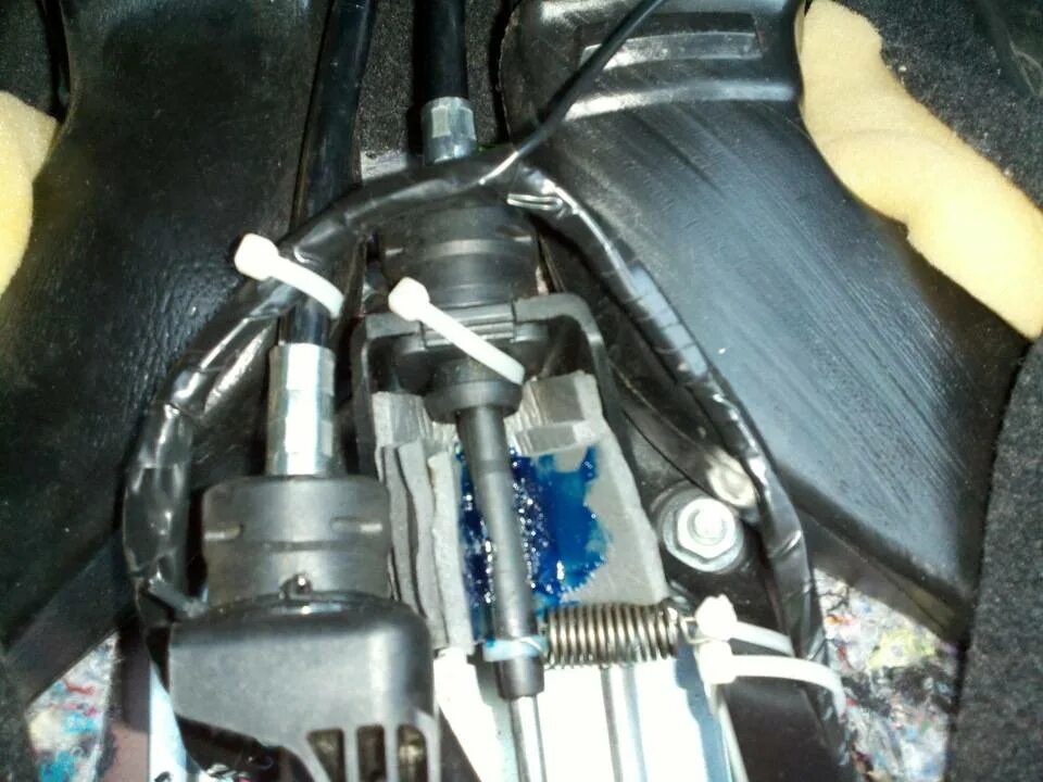 Регулировка тросов кпп. Мазда 3 втулка кулиса кпп. Тросики мкпп киа спортейдж 2. Регулировка тросов кпп. Регулировка тросов кпп.