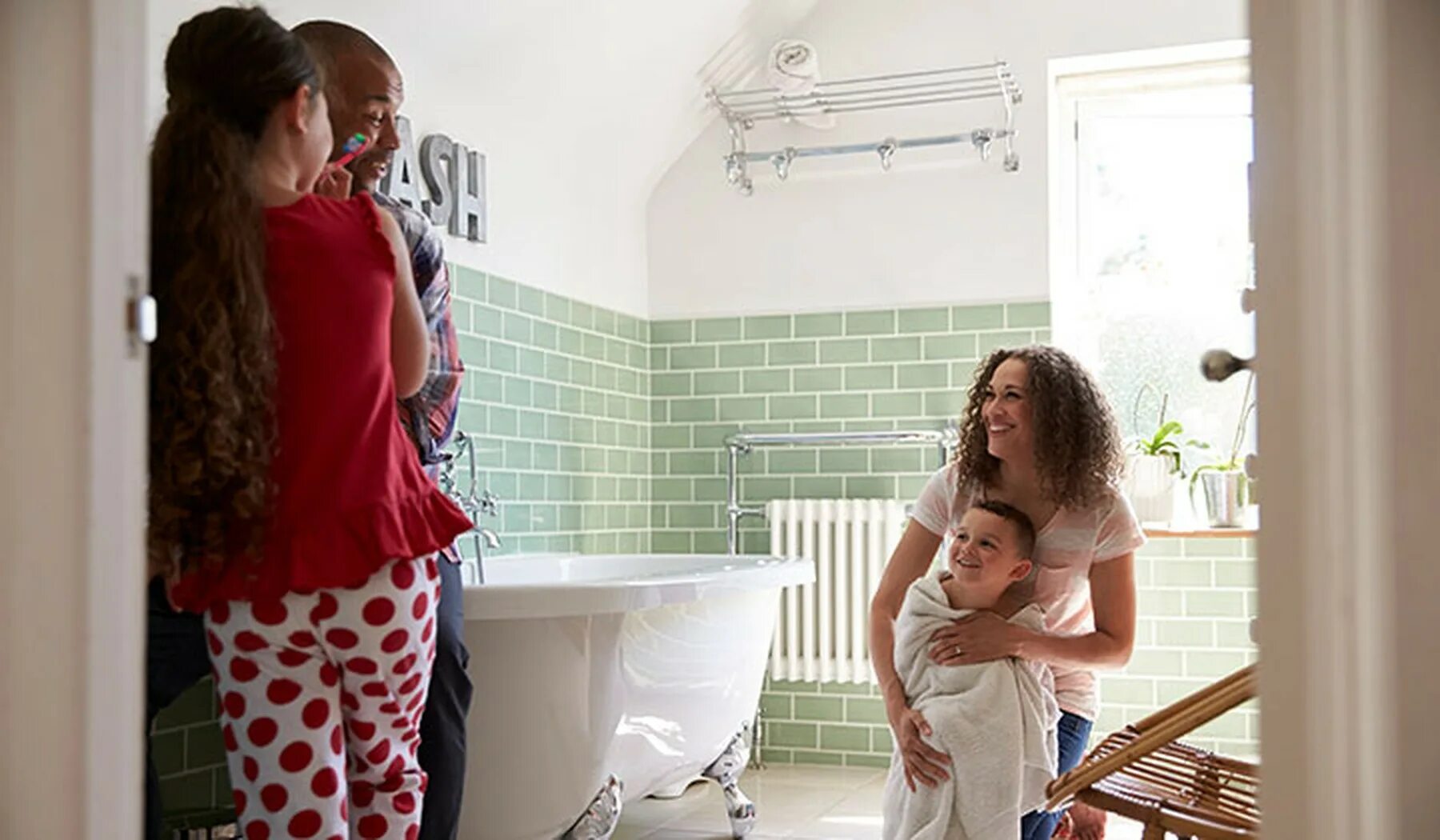 Daughter bath. Мама с ребенком в ванной комнате. Дети красивый современный санузел с людьми. Санузел мама и ребенок.