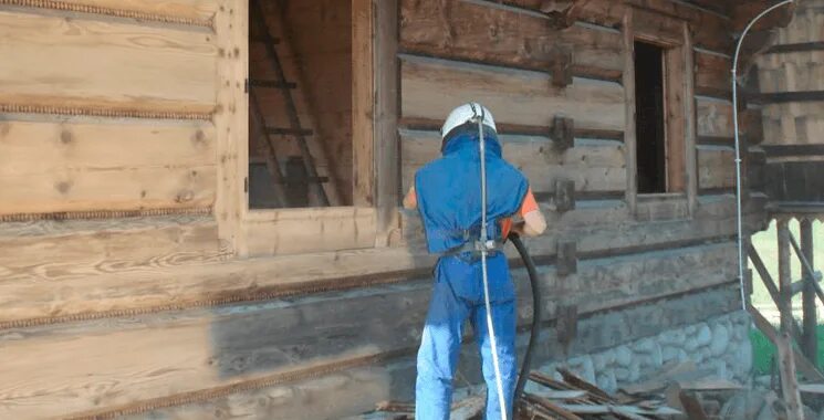 Пескоструйка сруба. Пескоструйная шлифовка сруба. Шлифовка дерева пескоструем. Обработка пескоструем. Пескоструйная шлифовка сруба.