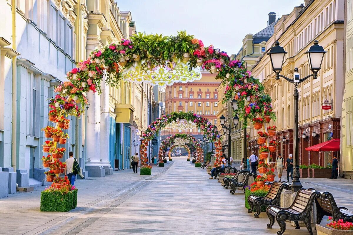 Истории цветочной улицы. Никольская улица арка. Арка на Арбате Москва. Никольская улица Москва летом. Центр Москвы Никольская улица.