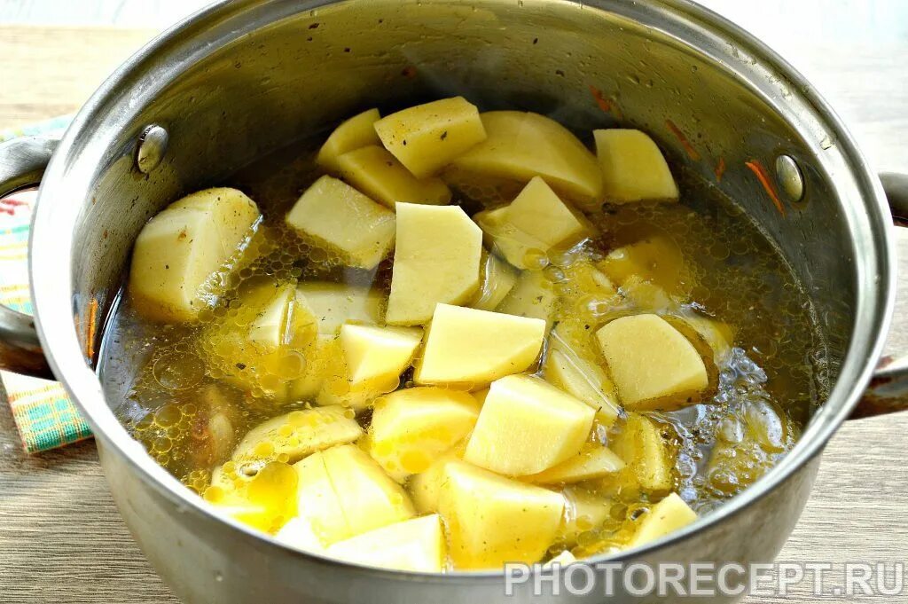 Картошка с печенью в кастрюле. Тушеная картошка в кастрюле. Тушёная картошка с куриной печенью в кастрюле. Тушёная печень с картошкой в кастрюле. Картошка в кастрюле рецепт.